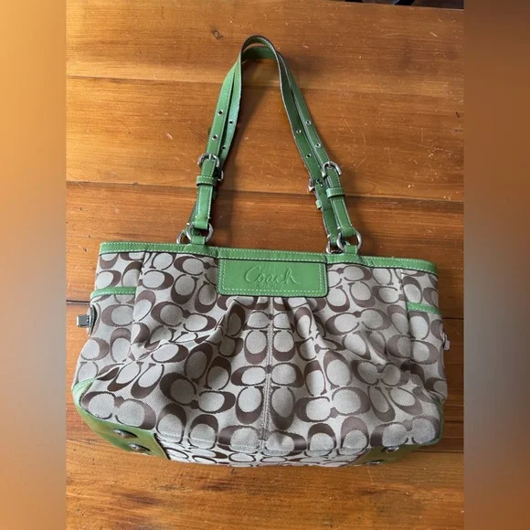 Coach Green Adjustable Shoulder Bag with Signature Design - Picture 2 of 6